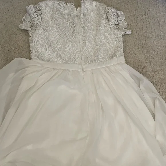 Elegant White Lace Dress - Picture 3 of 3